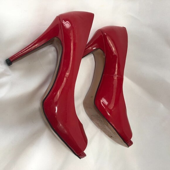 BCBGENERATION SHINY RED PEEP TOE HEELS SIZE 8B/38 - Picture 2 of 4
